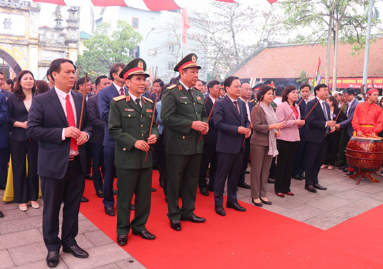 Các đồng chí lãnh đạo tỉnh Bắc Ninh dâng hương tại Đền thờ Kinh Dương Vương.
