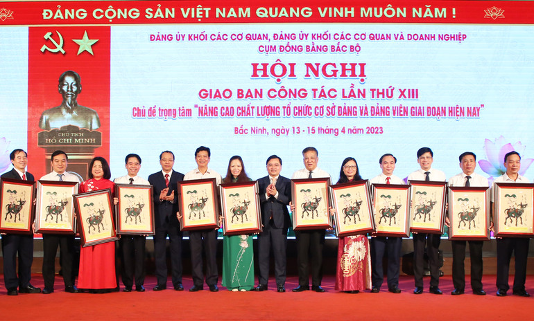 Lãnh đạo tỉnh Bắc Ninh tặng quà lưu niệm cho các đơn vị tham dự hội nghị.