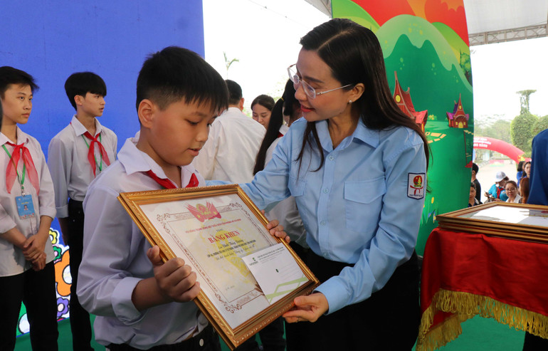 Bí thư Trung ương Đoàn, Chủ tịch Hội đồng Đội Trung ương Nguyễn Phạm Duy Trang trao Bằng khen tuyên dương "Dũng sĩ nghìn việc tốt".