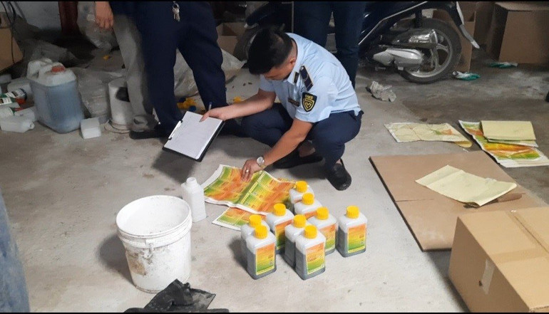 Phân bón và thuốc bảo vệ thực vật giả bị lực lượng chức năng thu giữ Phân bón và thuốc bảo vệ thực vật giả bị lực lượng chức năng thu giữ