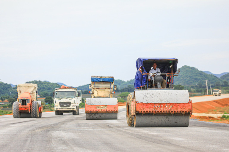 Thi công cao tốc bắc-nam đoạn Mai Sơn-quốc lộ 45. (Ảnh: TRANG LY)