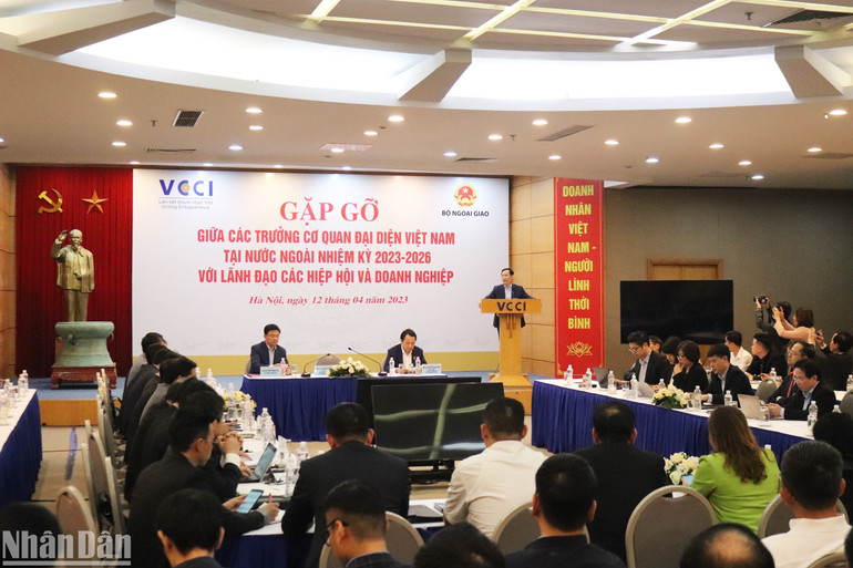 Quang cảnh buổi gặp gỡ các trưởng cơ quan đại diện Việt Nam tại nước ngoài. Quang cảnh buổi gặp gỡ các trưởng cơ quan đại diện Việt Nam tại nước ngoài.
