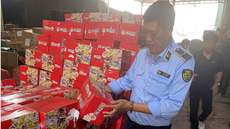 Lực lượng quản lý thị trường TP Hà Nội thu giữ 1.300 thùng bánh nhập lậu.