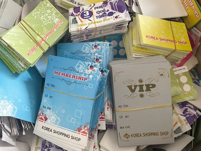 Các phiếu quà tặng và thẻ tích điểm mà "khách mời" sẽ được nhận khi tham dự hội thảo.