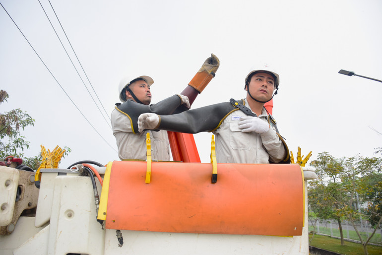 Công nhân tuân thủ các quy định về trang, thiết bị trước khi lên lưới. (Ảnh: EVNHANOI)