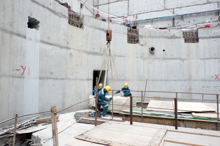 Các đơn vị thi công đang tích cực đẩy nhanh tiến độ các hạng mục. Các đơn vị tư vấn giám sát hằng ngày thực hiện việc giám sát chặt chẽ chất lượng công trình, an toàn lao động và môi trường tại hiện trường, tổ chức kiểm tra công tác phòng cháy chữa cháy; đồng thời, tăng cường tuyên truyền, yêu cầu người lao động trên công trường phải thực hiện nghiêm các quy trình, quy định bảo đảm an toàn. (Ảnh: LÊ CHI)