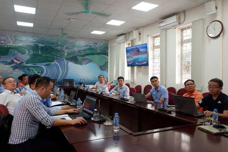 Hằng tuần, Ban Quản lý dự án Điện 1 (EVNPMB1) và các đơn vị liên quan đều họp giao ban trực tiếp tại công trường Dự án Nhà máy Thủy điện Hòa Bình mở rộng về kết quả đã đạt được, lên kế hoạch cũng như tháo gỡ các khó khăn, vướng mắc trong quá trình thi công để dự án triển khai bảo đảm tiến độ đề ra. Trong quý II/2025, dự án sẽ phải hoàn thành một một số mục tiêu tiến độ quan trọng như: hoàn thành toàn bộ việc đổ bê-tông kết cấu đến cao độ 122,5m của hạng mục cửa lấy nước; hoàn thành công tác thi công tháo dỡ đê quây cửa lấy nước; thực hiện đào hố móng giai đoạn 3; gia cố mái kênh dưới cao độ 95m trước ngày 15/6/2025. (Ảnh: LÊ CHI)