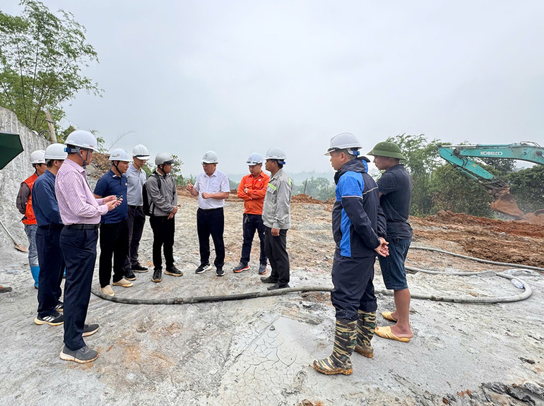 Phó Tổng giám đốc EVN Phạm Hồng Phương (áo trắng) kiểm tra tại vị trí VT371, tỉnh Vĩnh Phúc.