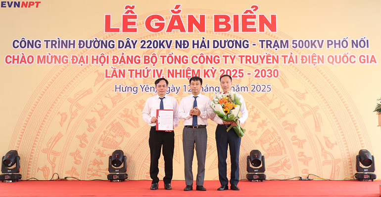 Bí thư Đảng ủy, Chủ tịch Hội đồng thành viên EVNNPT Nguyễn Tuấn Tùng trao Quyết định công nhận Công trình chào mừng Đại hội Đảng bộ EVNNPT lần thứ IV và tặng hoa chúc mừng lãnh đạo NPMB. (Ảnh: LÊ CHI) Bí thư Đảng ủy, Chủ tịch Hội đồng thành viên EVNNPT Nguyễn Tuấn Tùng trao Quyết định công nhận Công trình chào mừng Đại hội Đảng bộ EVNNPT lần thứ IV và tặng hoa chúc mừng lãnh đạo NPMB. (Ảnh: LÊ CHI)