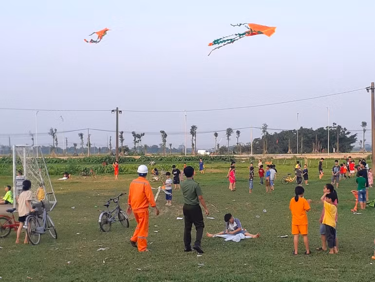 EVNHANOI thường xuyên phối hợp cùng lực lượng chức năng tuyên truyền, khuyến cáo về những nguy hiểm của diều đối với hành lang lưới điện.