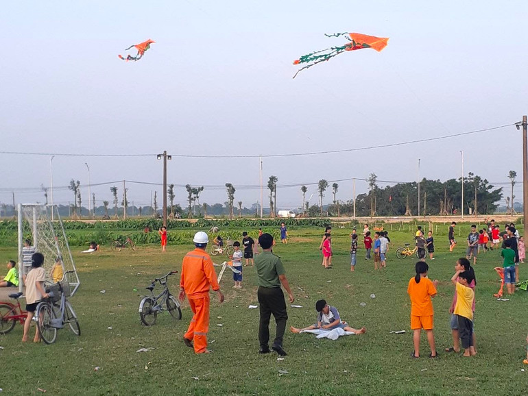 EVNHANOI thường xuyên phối hợp cùng lực lượng chức năng tuyên truyền, khuyến cáo về những nguy hiểm của diều đối với hành lang lưới điện.