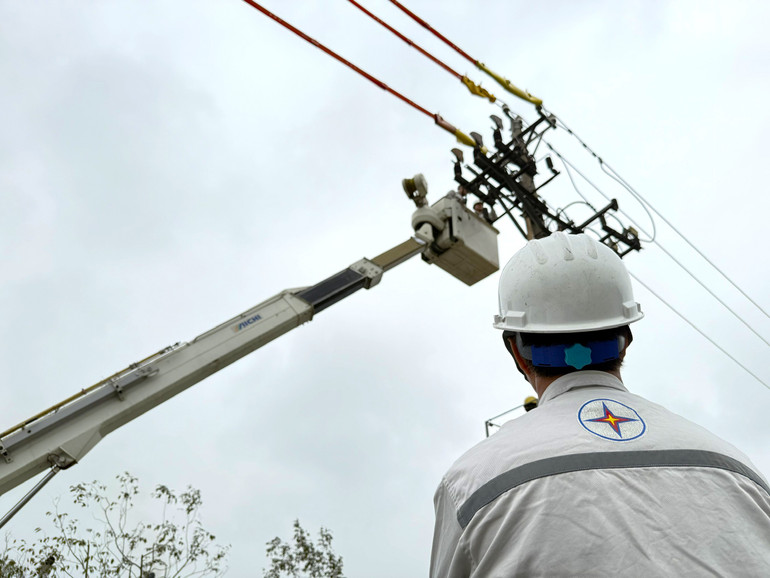 Cán bộ an toàn giám sát công tác trên lưới tại phiên làm việc. (Ảnh: EVNHANOI)