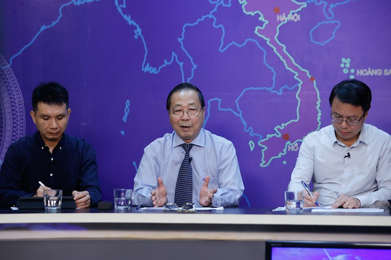 Nguyên Cục trưởng Cục Quản lý giá Nguyễn Tiến Thỏa (giữa): điều hành giá điện phải thực hiện theo cơ chế giá thị trường thông qua việc tính đúng, tính đủ giá điện. (Ảnh: VGP)