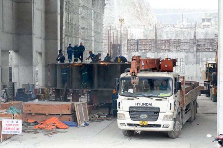 Thời gian qua, Ban Quản lý dự án Điện 1 và các nhà thầu đã có nhiều nỗ lực vượt mọi khó khăn, huy động nhân lực, thiết bị, tổ chức thi công đồng bộ nhiều hạng mục bám sát tiến độ theo kế hoạch đề ra. (Ảnh: LÊ CHI)
