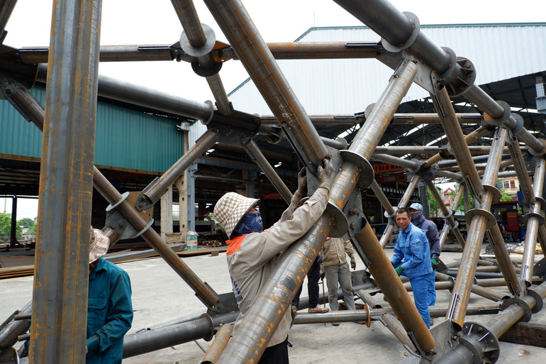 Công ty TNHH MTV Xây lắp điện 4 (PCC4) đã chủ động, linh hoạt nhập nguyên liệu trong và ngoài nước đáp ứng yêu cầu thi công liên tục cột thép cho Dự án đường dây 500kV Lào Cai-Vĩnh Yên.