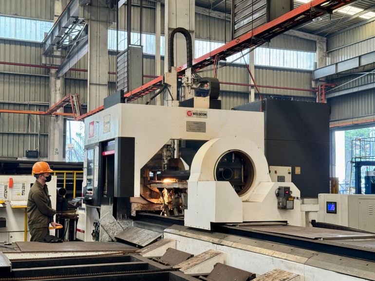 Doanh nghiệp đầu tư hệ thống máy móc hiện đại vào hoạt động sản xuất.