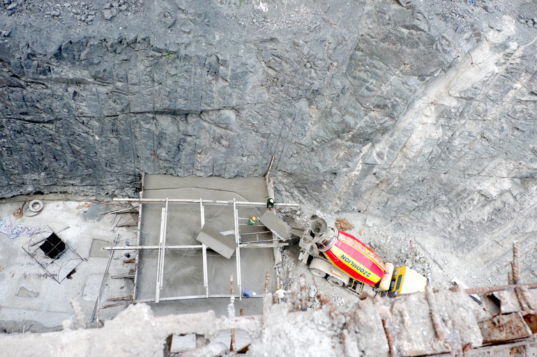 Theo Báo cáo của Ban Quản lý dự án Điện 1 (EVNPMB1), với thời tiết thuận lợi cho thi công, các nhà thầu đang nỗ lực trong huy động nhân lực, thiết bị, nguyên vật liệu, tổ chức thi công "3 ca 4 kíp", kể cả dịp Tết Nguyên đán Ất Tỵ. Kết quả đến quý I/2025, dự án Nhà máy Thủy điện Hòa Bình mở rộng cơ bản đã hoàn thành các mục tiêu đối với một số hạng mục. Khối lượng tổng thể quý I đạt được cụ thể: thi công bê-tông cửa lấy nước đạt 157% kế hoạch; bê-tông nhà máy đạt 84,7% kế hoạch; đào hố móng kênh xả 25%; tháo dỡ đê quây cửa lấy nước đạt 122% kế hoạch; thi công bê-tông hầm số 1 đạt 115,8% và hầm số 2 đạt 121,4% kế hoạch;... (Ảnh: LÊ CHI)