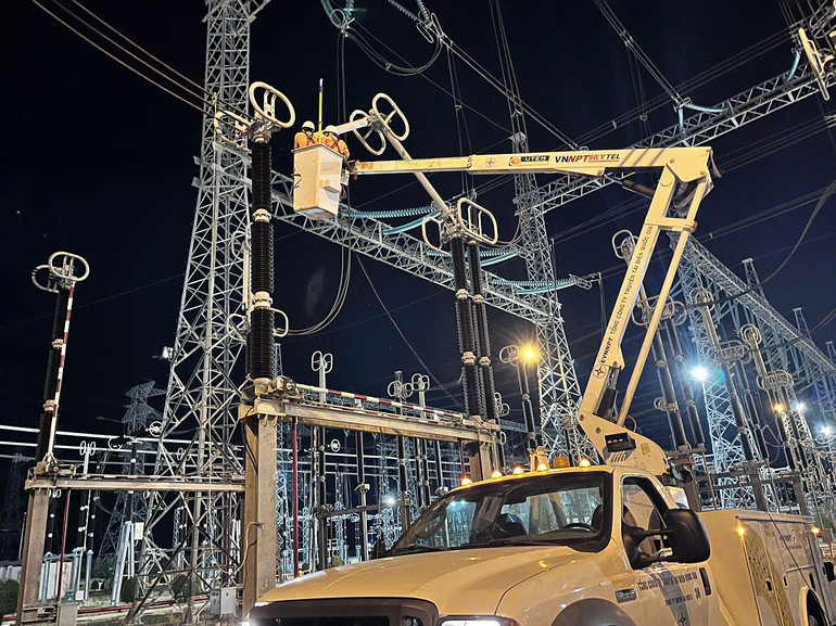 Cắt điện đêm vệ sinh bảo dưỡng thiết bị tại Trạm biến áp 500kV Vĩnh Tân. (Ảnh: PTC3)