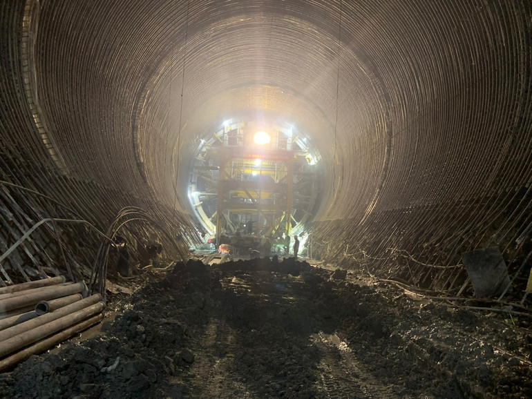 Bên trong Hầm dẫn nước – Dự án Nhà máy Thủy điện Hòa Bình mở rộng, công việc cũng đang được dần hoàn thiện. (Ảnh: EVNPMB1)