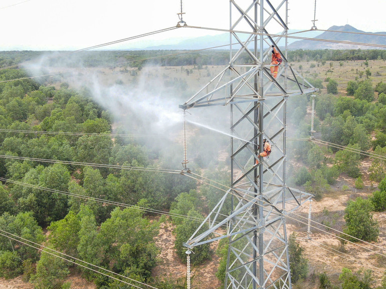 Vệ sinh cách điện bằng bằng nước áp lực cao hotline đường dây 220kV Phan Rí-Hồng Phong-Phan Thiết. (Ảnh: PTC3)