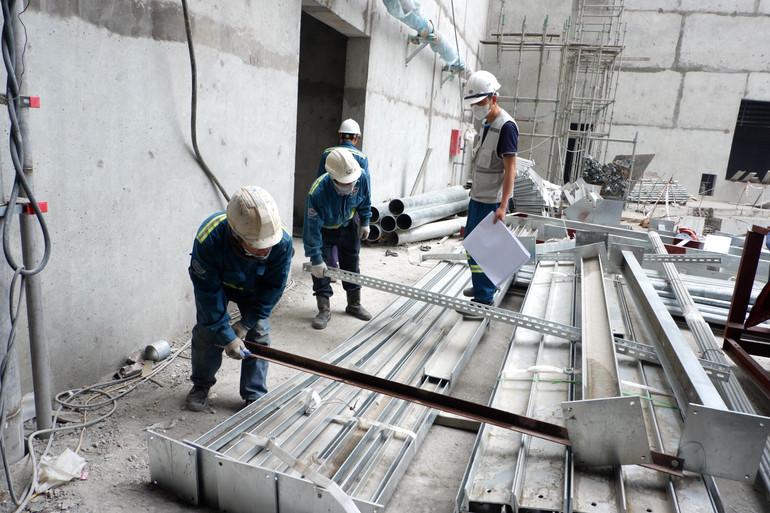 Các đơn vị thi công đang tích cực thi công các hạng mục lắp đặt kết cấu thép, thiết bị của Dự án Nhà máy Thủy điện Hòa Bình mở rộng. Trên công trường, công tác quản lý chất lượng được đơn vị tư vấn giám sát thực hiện theo các quy định. Các kết quả thí nghiệm cho thấy chất lượng bê-tông, vật liệu liên quan đáp ứng yêu cầu kỹ thuật. Công tác bảo đảm an toàn lao động, vệ sinh môi trường, sức khỏe người lao động luôn được chú trọng thực hiện. (Ảnh: LÊ CHI)