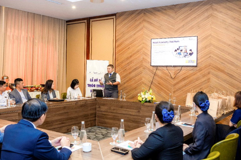 Đại diện Hotel Academy Việt Nam giới thiệu về hoạt động của trường.