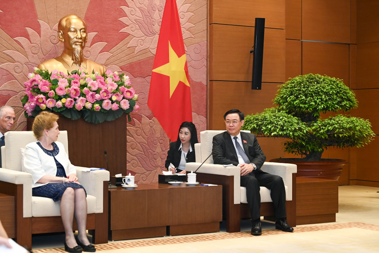 Chủ tịch Quốc hội Vương Đình Huệ và Phó Chủ tịch thứ nhất Quốc hội Hungary Márta Mátrai tại buổi tiếp. (Ảnh: DUY LINH) Chủ tịch Quốc hội Vương Đình Huệ và Phó Chủ tịch thứ nhất Quốc hội Hungary Márta Mátrai tại buổi tiếp. (Ảnh: DUY LINH)