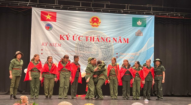 Một tiết mục văn nghệ tại lễ kỷ niệm. (Ảnh: Mạc Luyện/TTXVN)