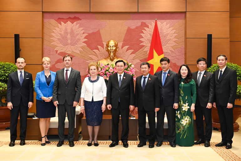 Chủ tịch Quốc hội Vương Đình Huệ và Phó Chủ tịch thứ nhất Quốc hội Hungary Márta Mátrai với các đại biểu tại buổi tiếp. (Ảnh: DUY LINH) Chủ tịch Quốc hội Vương Đình Huệ và Phó Chủ tịch thứ nhất Quốc hội Hungary Márta Mátrai với các đại biểu tại buổi tiếp. (Ảnh: DUY LINH)