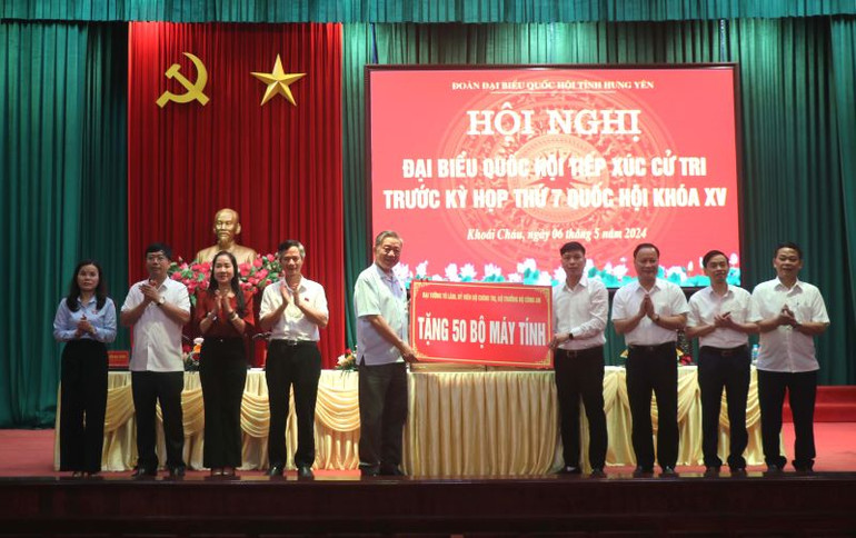 Bộ trưởng Công an Tô Lâm tặng 50 bộ máy tính cho huyện Khoái Châu, tỉnh Hưng Yên.