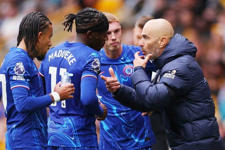 Enzo Maresca không ngừng nhắc nhở học trò trên sân đấu và cả ở ngoài đời. (Ảnh: ChelseaFC) Enzo Maresca không ngừng nhắc nhở học trò trên sân đấu và cả ở ngoài đời. (Ảnh: ChelseaFC)