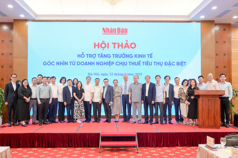 Các đại biểu chụp hình lưu niệm tại hội thảo.