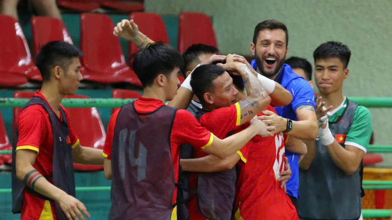 Các học trò của huấn luyện viên Diego Giustozzi ăn mừng bàn thắng mở tỷ số. (Ảnh: VFF)