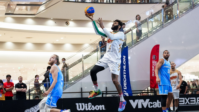 MVP chặng 4 Christopher Blake dứt điểm cận rổ. (Ảnh: VBA)