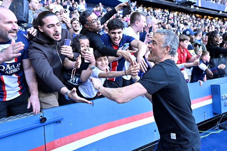 Huấn luyện viên Luis Enrique ăn mừng cùng người hâm mộ. (Ảnh: PSG)