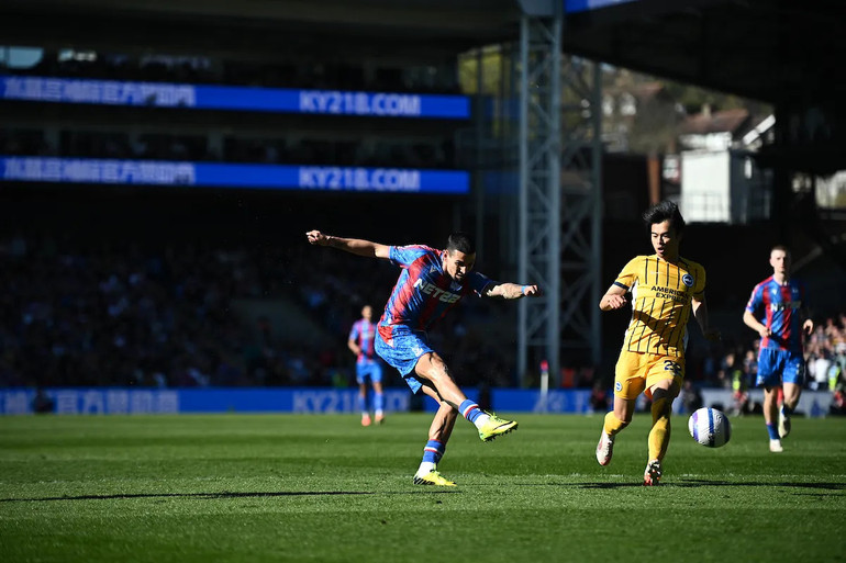 Bàn thắng tuyệt đẹp của hậu vệ Munoz trước Brighton. (Ảnh: CPFC)