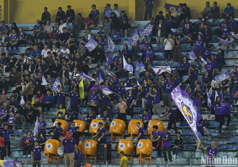 Cổ động viên Hà Nội hài lòng với kết quả thắng 3-1 trên sân nhà. (Ảnh: TRẦN HẢI) Cổ động viên Hà Nội hài lòng với kết quả thắng 3-1 trên sân nhà. (Ảnh: TRẦN HẢI)