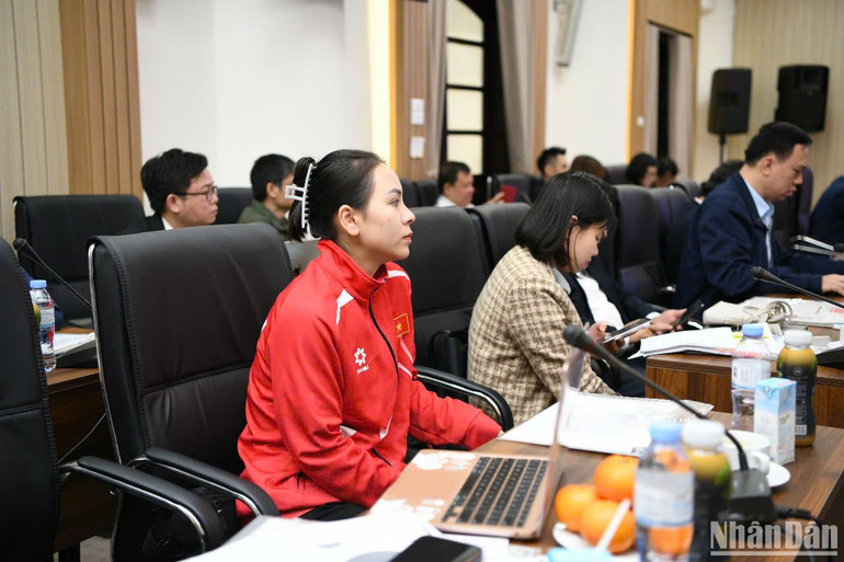 Vận động viên bắn súng Trịnh Thu Vinh góp mặt tại hội thảo.