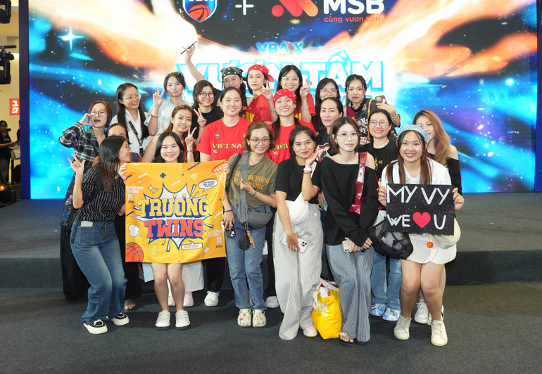 Đại sứ truyền cảm hứng bóng rổ Trương Twins giao lưu với người hâm mộ.