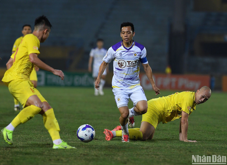 Đội trưởng Văn Quyết đi bóng trước đội khách Thanh Hóa. (Ảnh: TRẦN HẢI) Đội trưởng Văn Quyết đi bóng trước đội khách Thanh Hóa. (Ảnh: TRẦN HẢI)