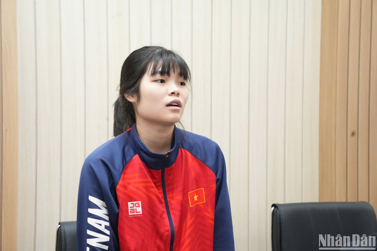 Vận động viên Nguyễn Hạnh Ngân chia sẻ tại tọa đàm. Ảnh: BÙI GIANG-KHẮC ANH