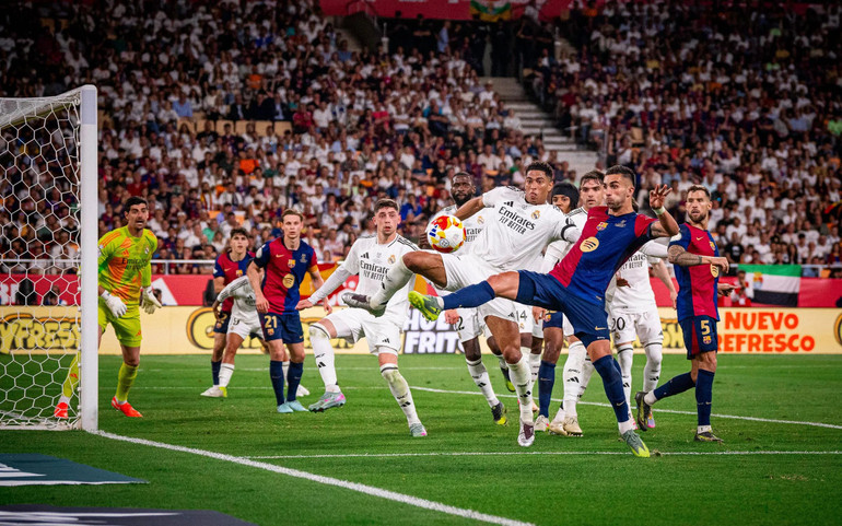 Tình huống nguy hiểm trước khung thành Real Madrid. (Ảnh: Barca FC)