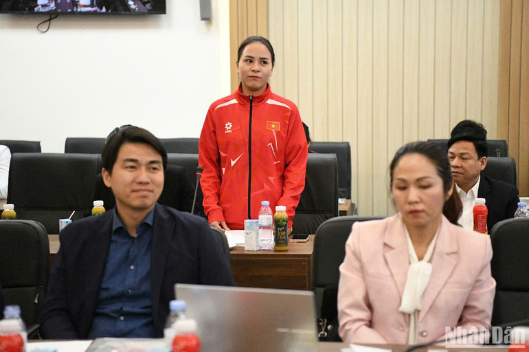 Vận động viên Trịnh Thu Vinh chia sẻ tại hội thảo. Ảnh: THẾ DƯƠNG