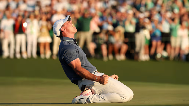 Rory McIlroy ăn mừng đầy cảm xúc sau khi hoàn thành hố cuối cùng. (Ảnh: PGA Tour)