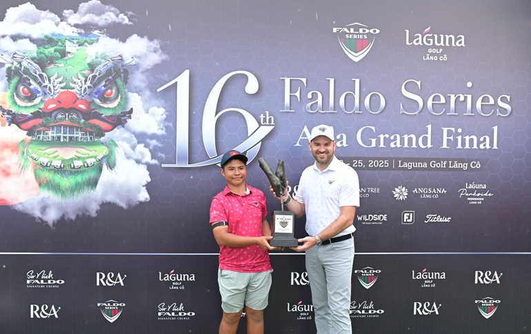 Nguyễn Tuấn Anh nhận cúp vô địch. (Ảnh: VGA)