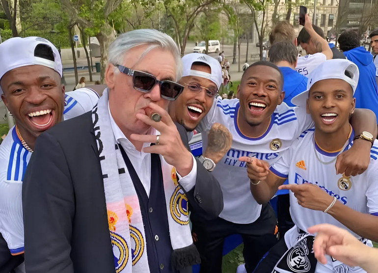 Ancelotti thân thiết với các cầu thủ Real Madrid. (Ảnh: RMFC)
