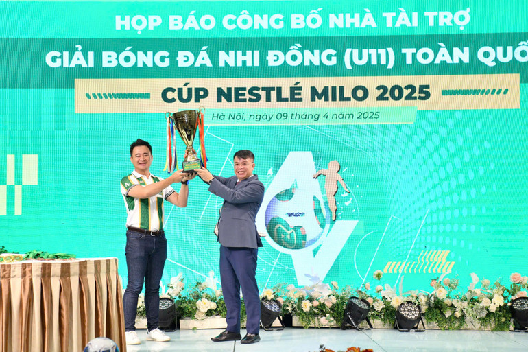 Đại diện Ban Tổ chức cùng cúp vô địch của giải đấu năm nay. Đại diện Ban Tổ chức cùng cúp vô địch của giải đấu năm nay.