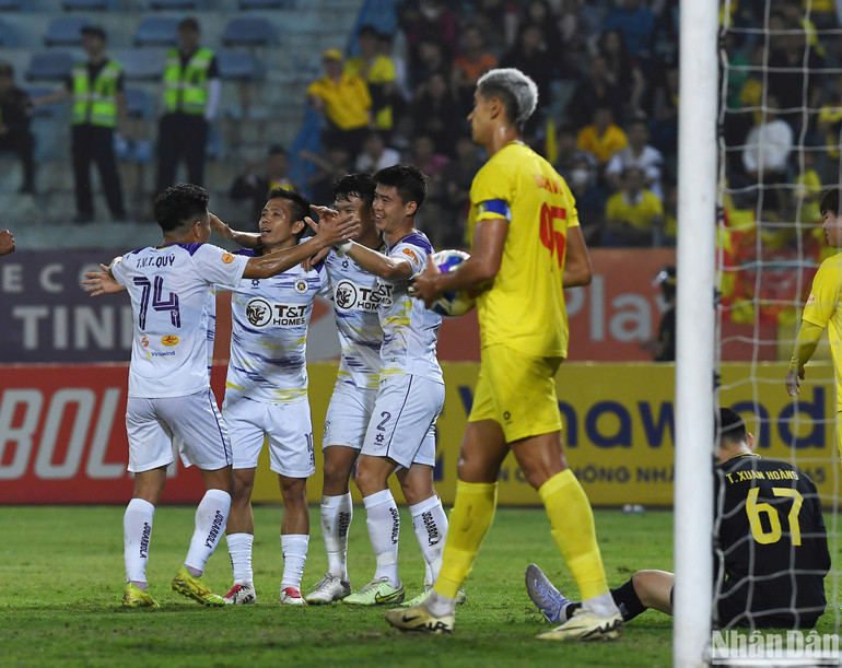 Các cầu thủ Hà Nội ăn mừng bàn thắng của Duy Mạnh. (Ảnh: TRẦN HẢI) Các cầu thủ Hà Nội ăn mừng bàn thắng của Duy Mạnh. (Ảnh: TRẦN HẢI)