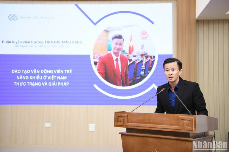 Ông Trương Minh Sang, huấn luyện viên trưởng đội tuyển Thể dục dụng cụ nam Quốc gia trình bày tham luận.