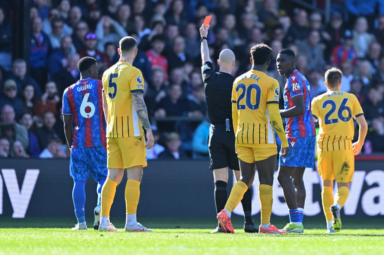 Thẻ đỏ khiến đội trưởng Marc Guéhi không thể thi đấu trong cuộc chạm trán Man City. (Ảnh: CPFC)